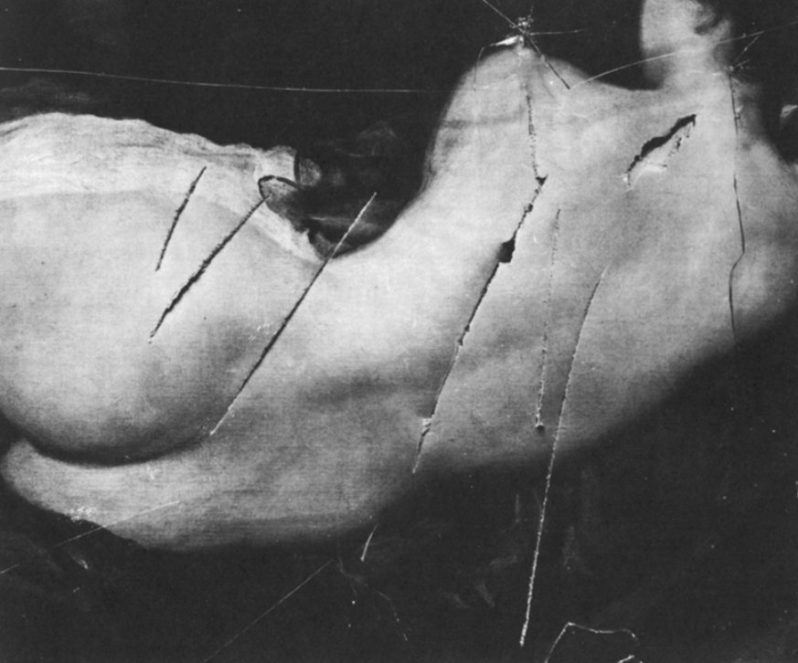 Photographie d’archive en noir et blanc du tableau lacéré : entailles obliques dans le dos de Vénus, vitre étoilée