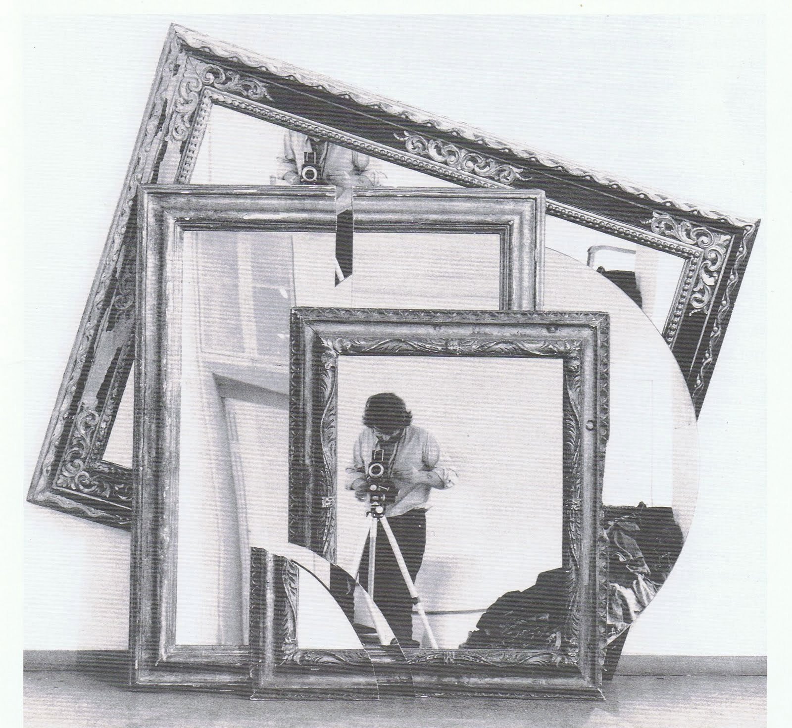 Cadres anciens dorés superposés et un miroir circulaire ; le photographe s’y reflète derrière son appareil