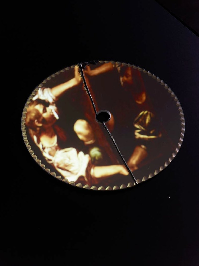 Disque de scie circulaire fendu, reflet d’une peinture baroque de décapitation