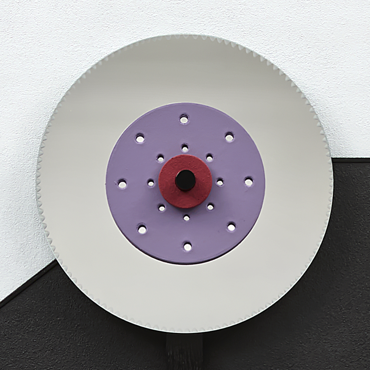 M14, détail : disque crénelé en miroir, centre violet percé et moyeu rouge