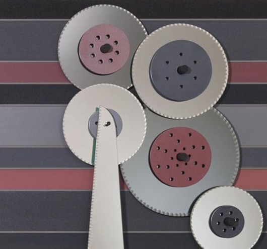 M10, détail : disques de scie en miroir sur bandes abrasives