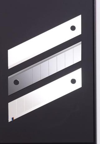 M13, détail : lames de cutter sécables en miroir sur fond noir
