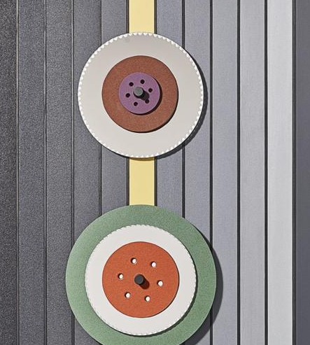 M4, détail : disques de toile abrasive sur bandes de papier de verre
